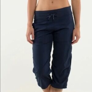 Lululemon Women's 6 Dance Studio Crop Navy Blue Athleisure Lightweight‎ Stretch